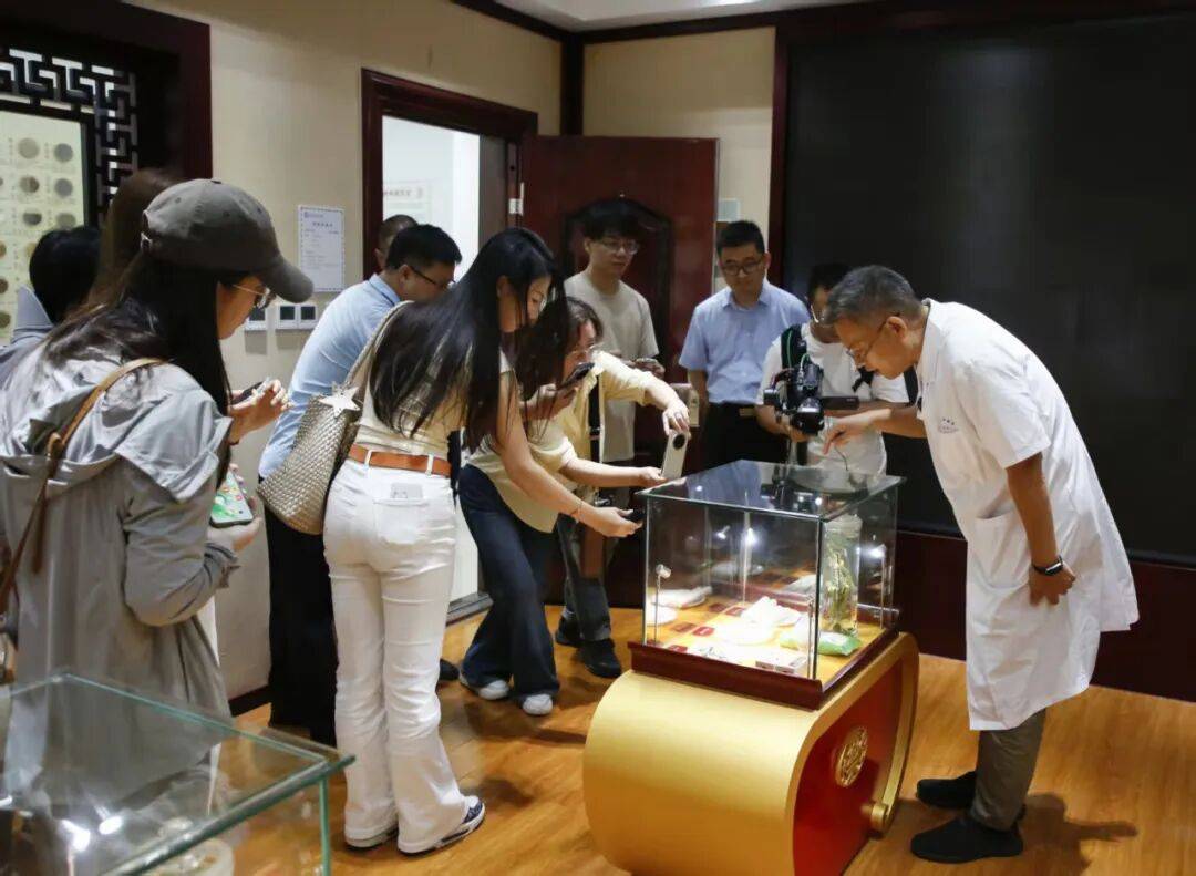 河南举办2025年药品安全宣传周“公众开放日”活动