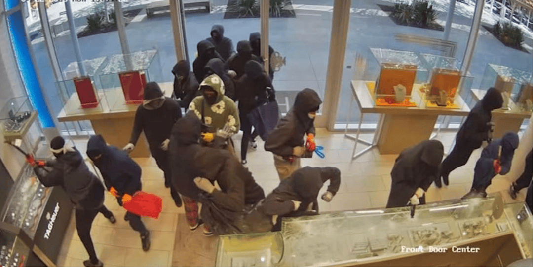 近25人团伙洗劫美国加州珠宝店，抢走价值700万元珠宝