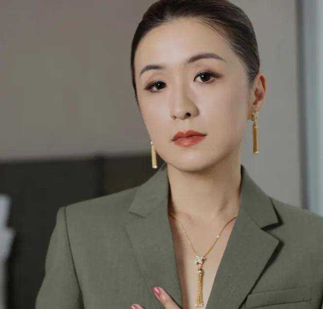 原创            秦雯背刺陈道明风波升级！评论沦陷被指忘恩负义，唐嫣新剧受影响