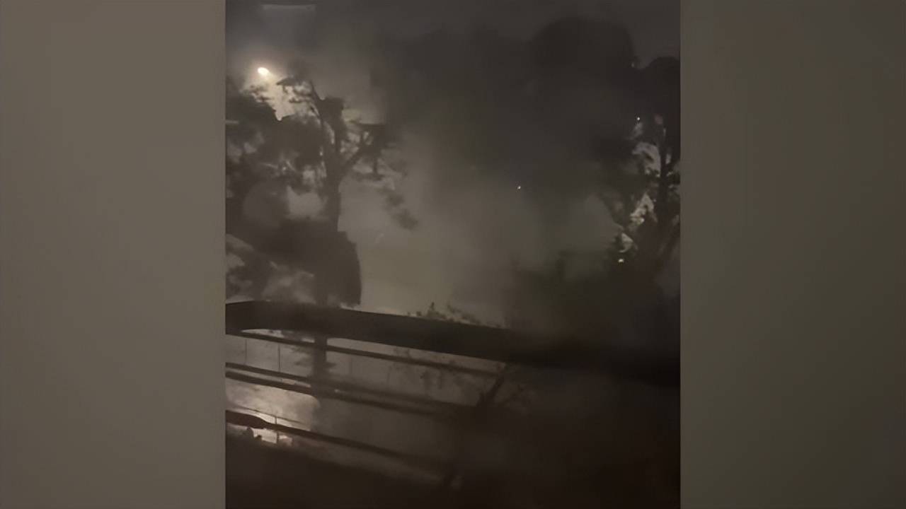 原创            台风“桦加沙”夜袭香港致楼房晃动，一飞机穿过台风眼！