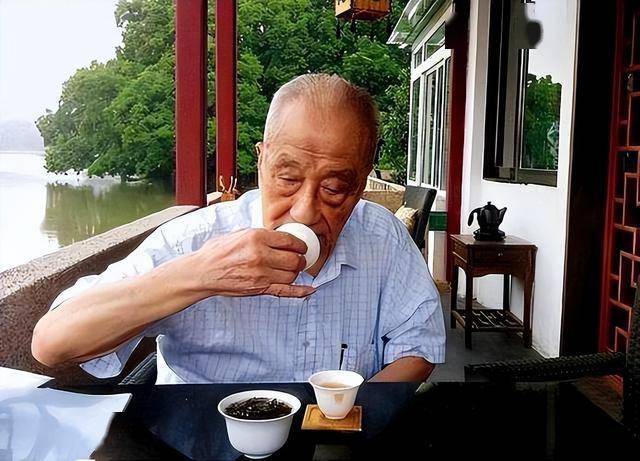 茶与肠胃的关系，医生建议：若想保护肠胃健康，尽量少喝这5种茶