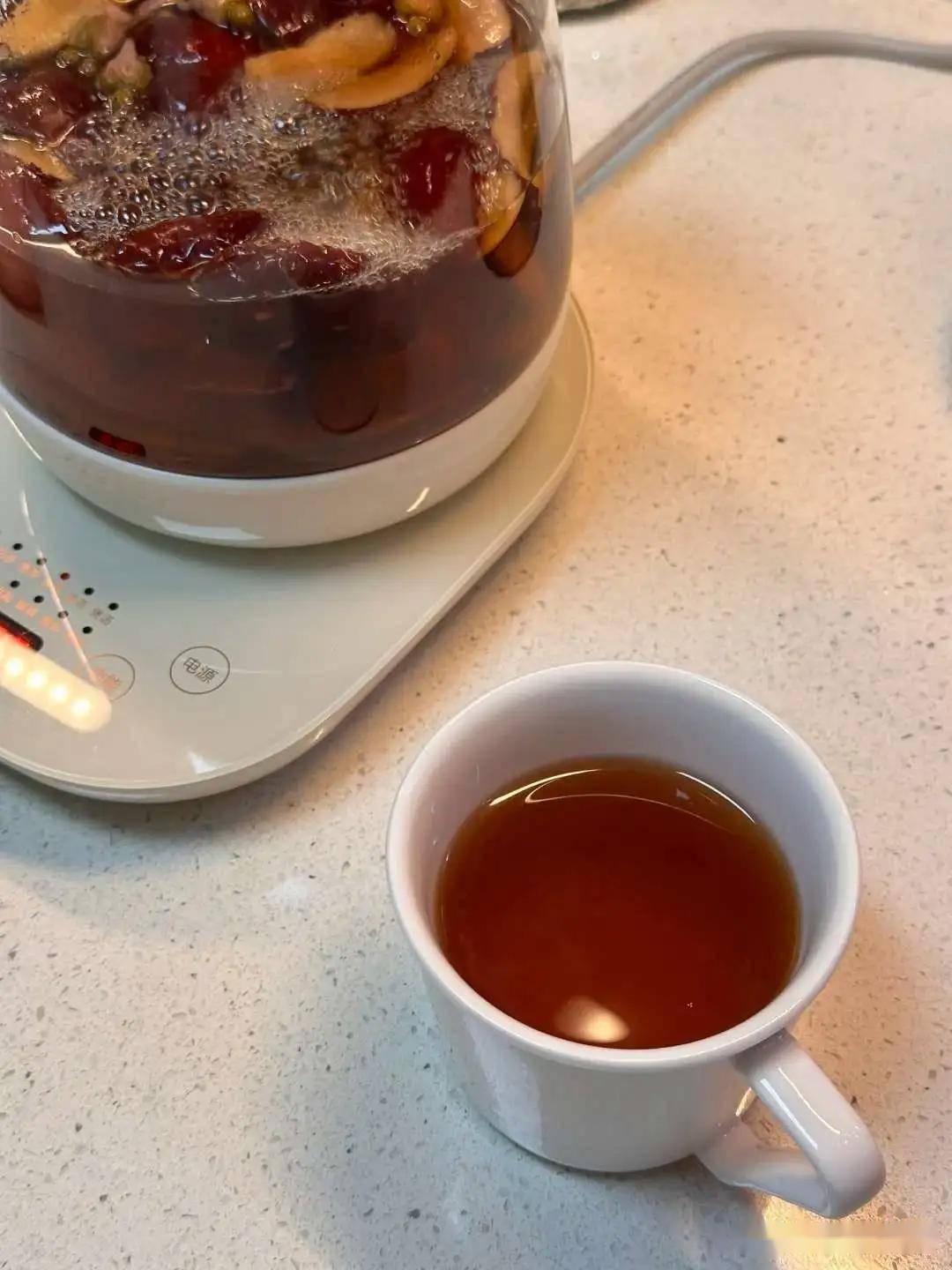 做姜茶时，切片就煮就错了，生姜磨泥出汁更多，驱寒暖身效果强