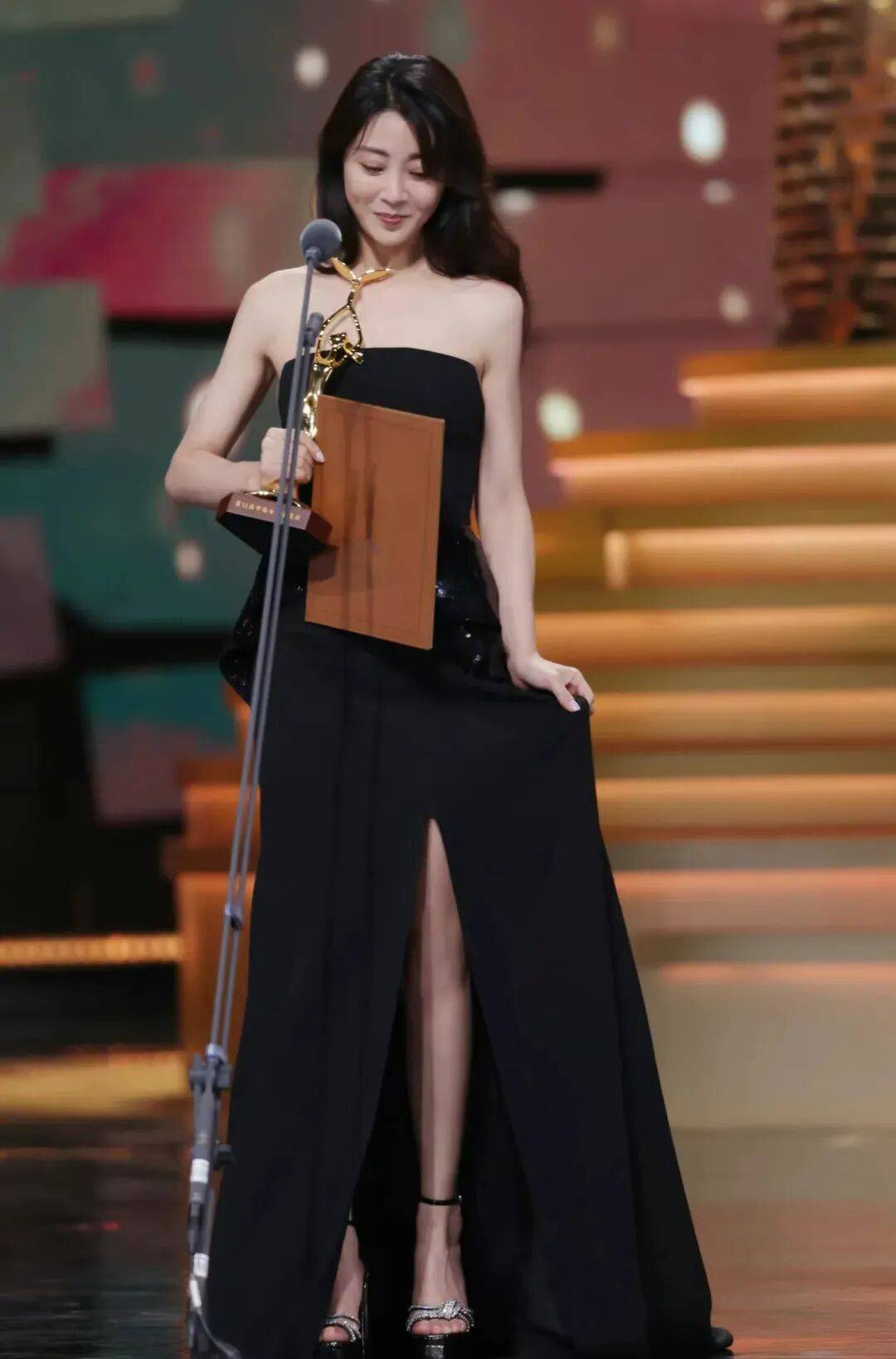 原创            殷桃变身“健身达人”，这细腰丰满身材，网友惊喊：这有45岁？