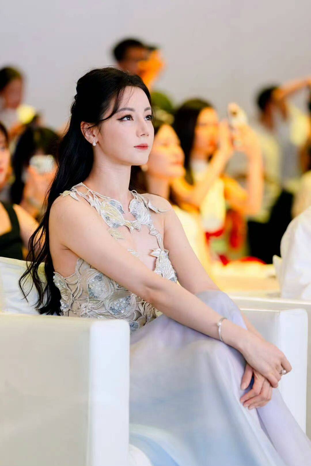 迪丽热巴穿银色镂空长裙身材苗条 莞尔一笑明艳动人