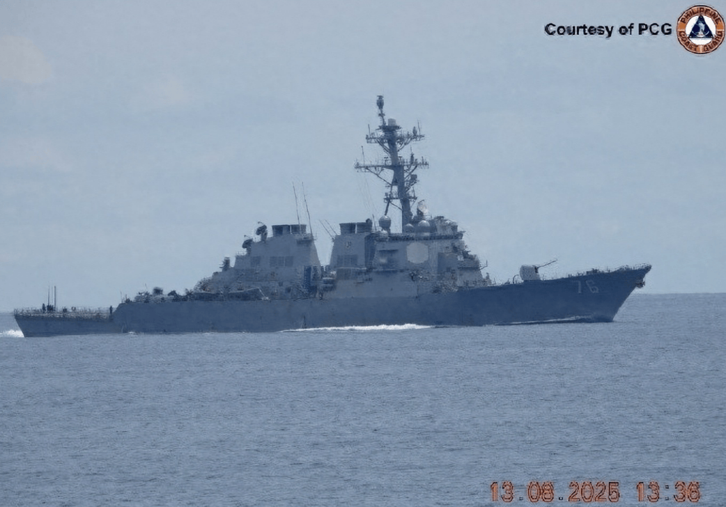 福建舰刚进入，台湾海峡发生激烈对峙！面对直10，英美军舰老实了