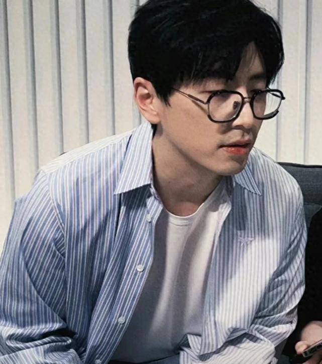 两位女明星疑自爆恋情都翻车！揭开了娱乐圈“重男轻女”的遮羞布