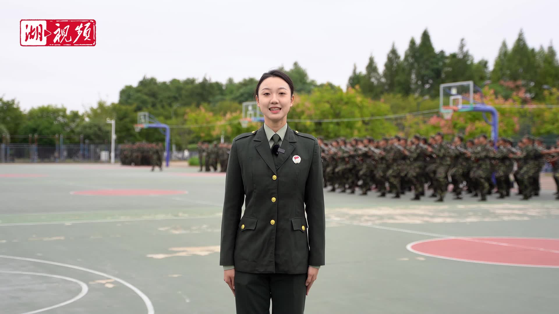 退伍后回到校园读大一，她为军训同学当“教官”