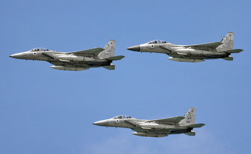 20架战机扔下65发航弹，以色列来不及庆祝，高超音速导弹扑面而来！