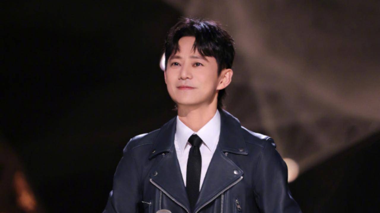 原创            51岁何炅坦言：精力大不如前，我现在特别痛苦，又近视又老花！