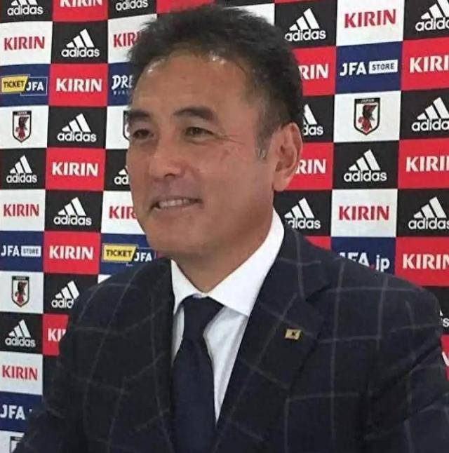 58岁日本足协高层在飞机上观看儿童色情片被逮捕，一度辩称自己是艺术家，影像由“AI生成”