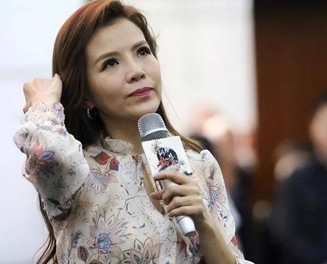 原创            被誉为“央视一姐”的朱迅，她的落寞，是主持界的悲哀令人痛惜