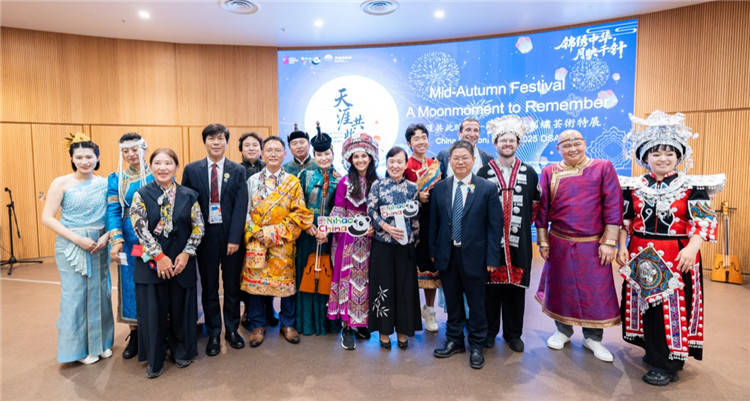 “天涯共此时——中秋民族刺绣艺术特展”在大阪世博会中国馆成功举办