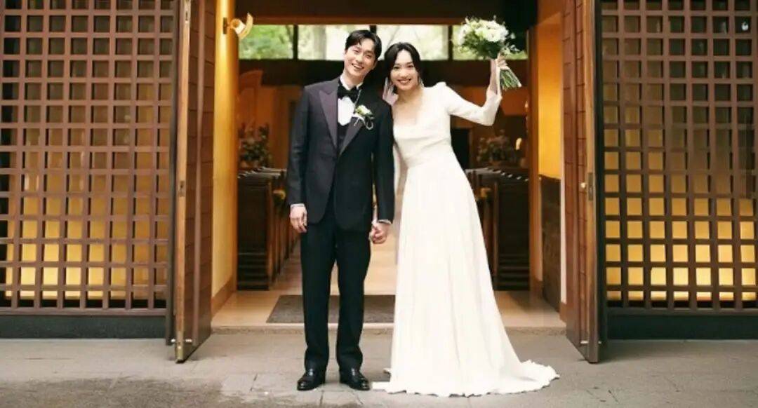 恭喜！香港知名男星宣布与女神女友结婚，在日本低调举办婚礼