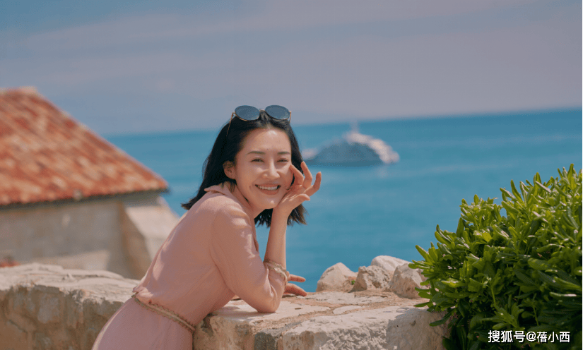 原创            56岁许晴太显年轻！剪了齐肩短发穿粉色连衣裙去度假，嫩得像28岁