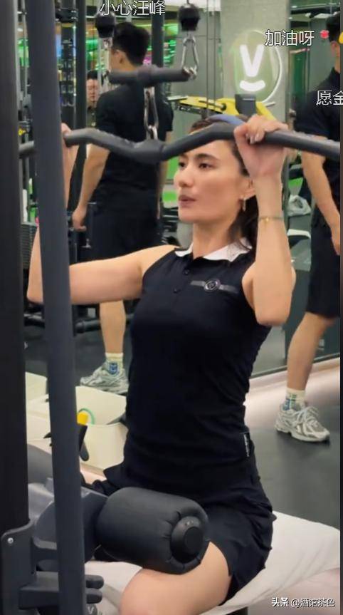 原创            海哈金喜离婚后变漂亮了！身穿羽绒服逛公园捡树叶，手上戒指没摘