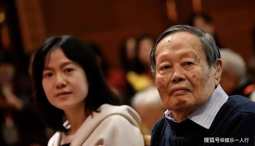 原创            杨振宁离世不到48小时，令人担心的事发生，翁帆的回应让千万网友泪目！