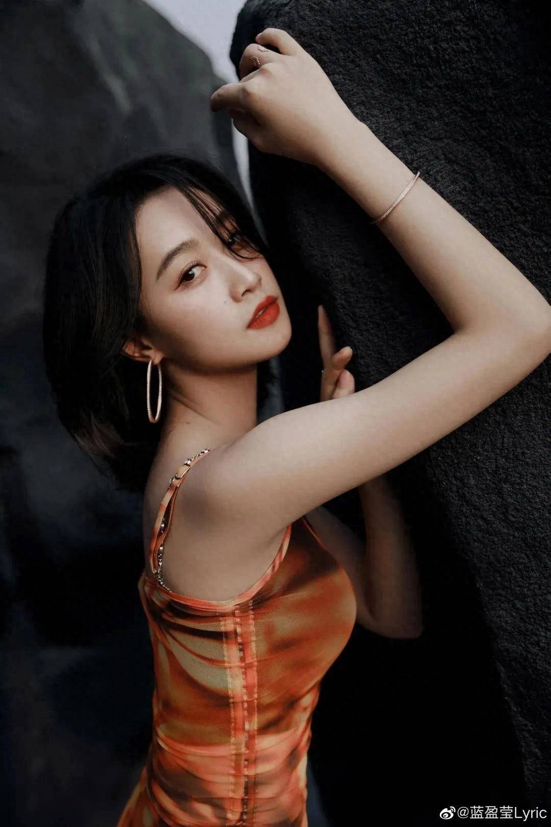 蓝盈莹写真，大漠女郎，火热时尚，魅力无限！