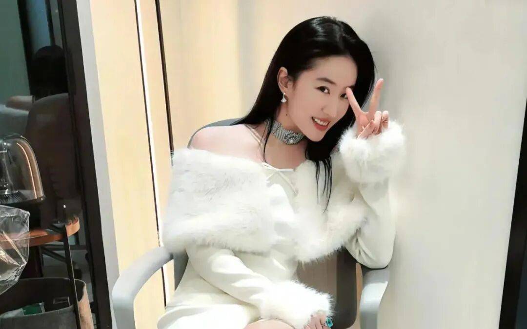 【2025.10.26】刘亦菲知道自己很漂亮?《入青云》那两位主演有些什么?选秀节目评审直接表明说不喜欢谁?