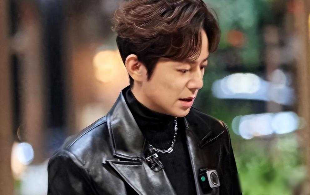 原创            何炅眼角皱纹藏心事，昔日笑容为何化疲惫？事业变故与人生低谷成谜