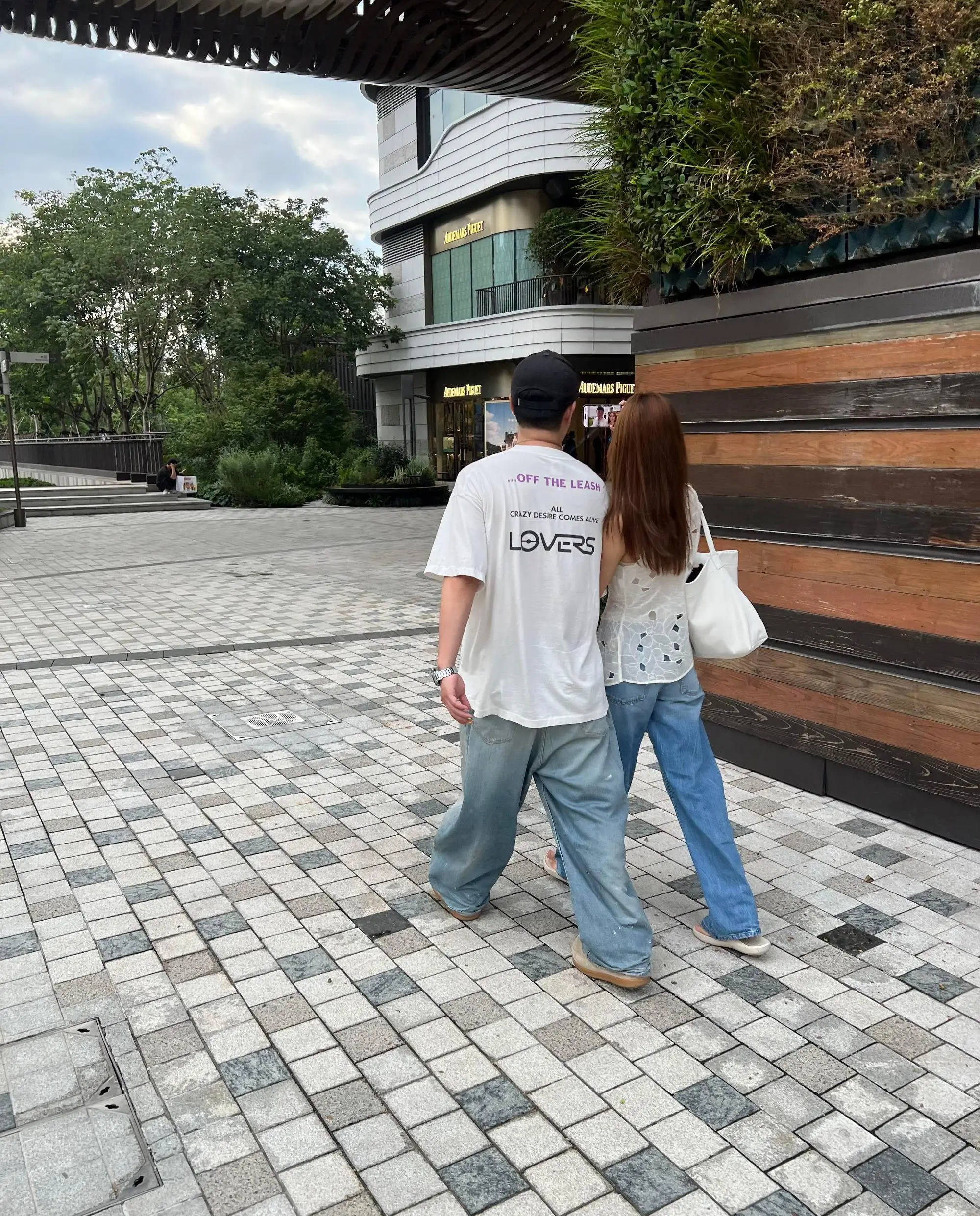 陈赫与张子萱挽手逛街被偶遇！手上戴着彩色美甲超吸睛