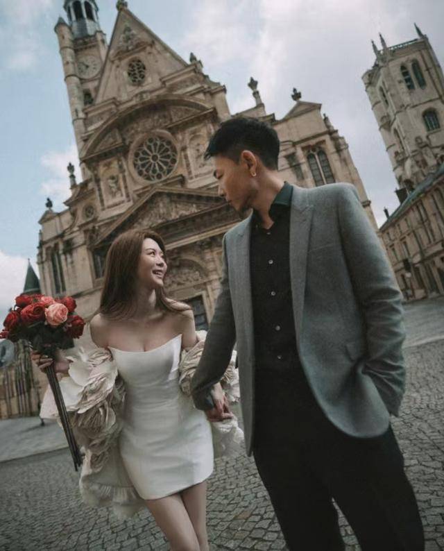 恭喜！前英皇小花戴两卡婚戒幸福出嫁，婚礼星光熠熠更获影后压阵