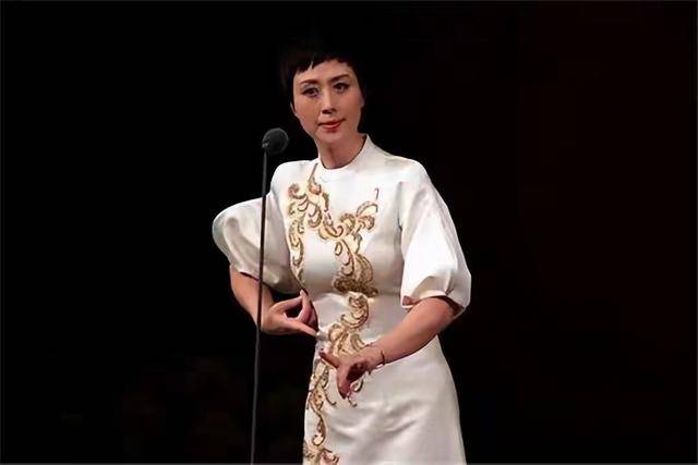 原创            京剧名家史依弘离异18年,拒绝李成儒求复合,与继子关系如亲生