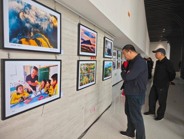 青海举办全省职工美术书法摄影作品展