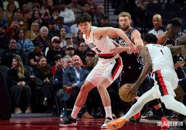 原创            杨瀚森爆发！完胜克林根，惊呆比卢普斯，新赛季首发稳了