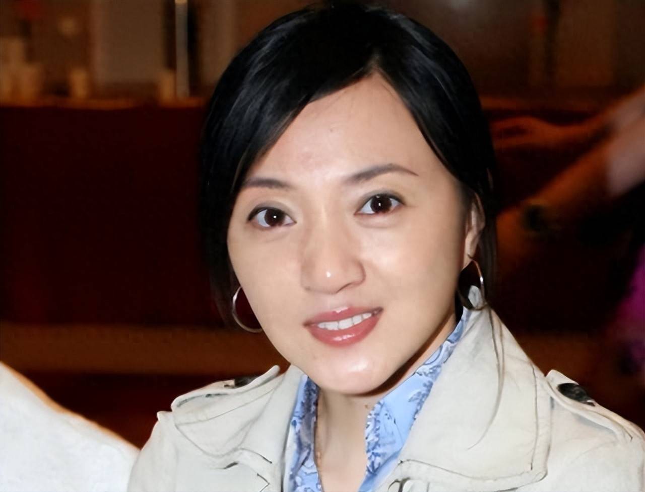 原创            她是冯巩御用老婆，连登五年春晚后精神失常，现在50岁怎样了？