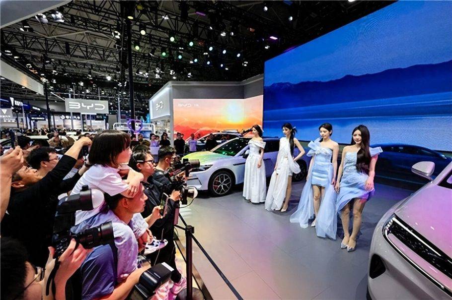 2025贵阳汽车文化节盛大启幕，70余品牌齐聚演绎车轮上的生活艺术