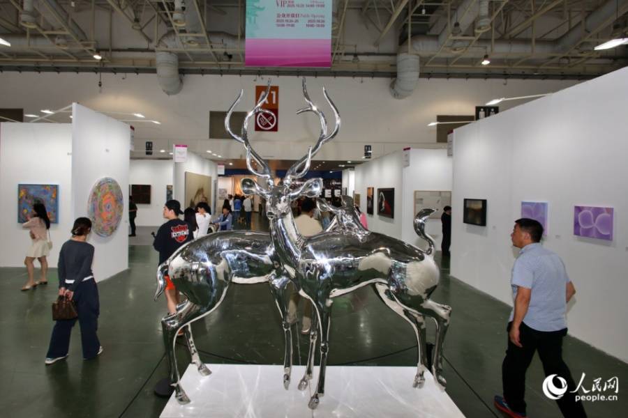 集中展示近万件绘画、雕塑、装置、影像等现当代艺术作品 第十届艺术厦门国际博览会启幕