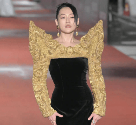 原创            小S戴大S骨灰项链出席金钟奖