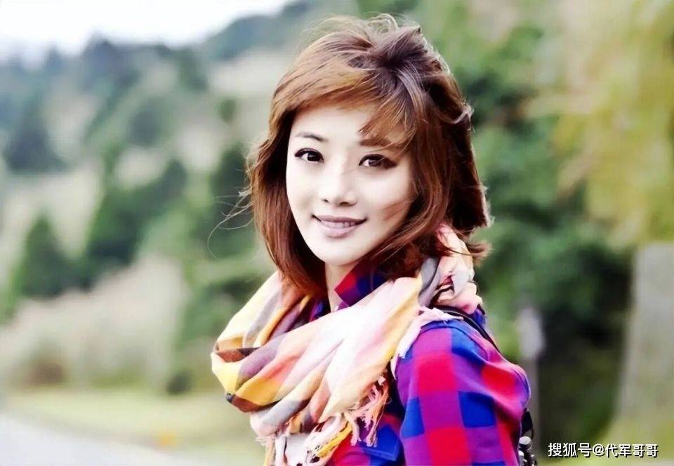 原创            离婚5年后，42岁邓家佳新恋情曝光，男方身材高大，两人疑似已经同居