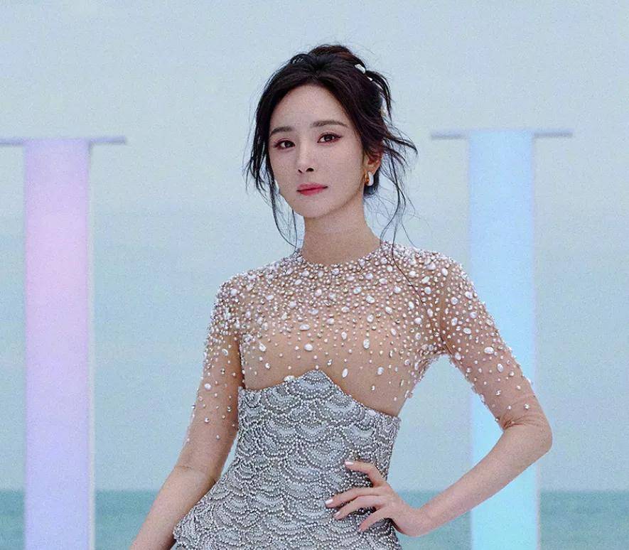 原创            ELLE盛典红毯状况百出,有人摔倒、有人背手像逛大街,秒变菜市场