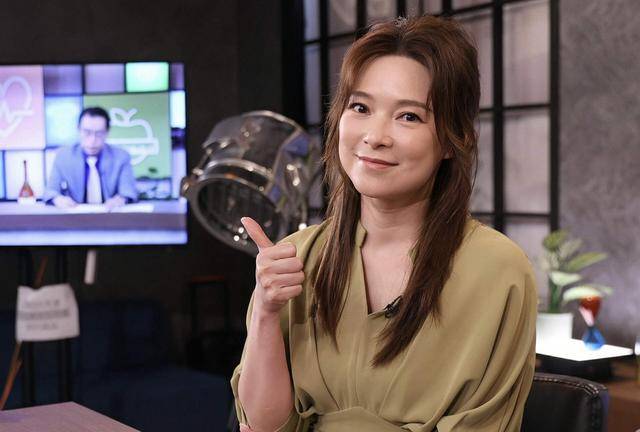 香港知名女星迎新恋情，男友被说秃头不开心，有追看前夫主演新剧