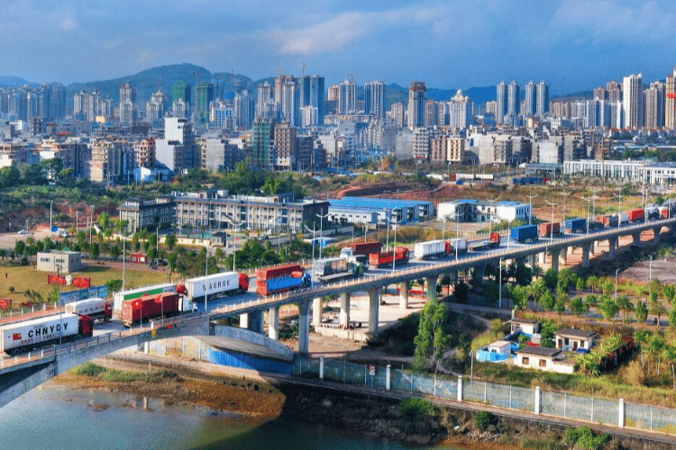 广西东兴国企总经理被指“出轨抓现行”，已免职！9月曾现身