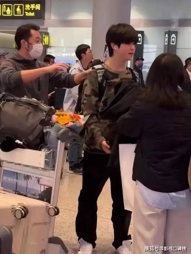 原创            胡可和沙溢去机场接儿子，14岁安吉身高超180，瘦身后比爸爸还帅