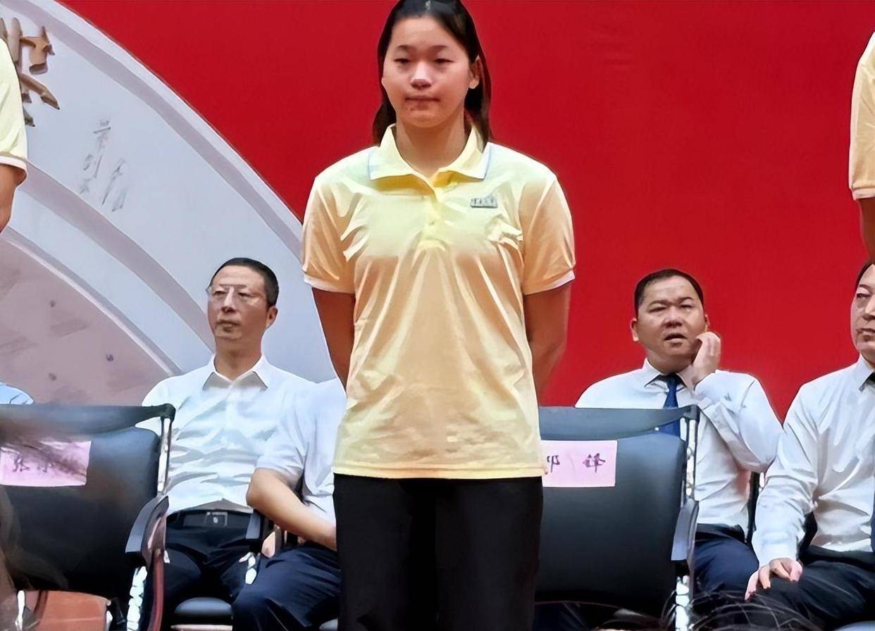 原创            全红婵入学才4天就被发生意外！官媒：退不退学全由个人意愿！