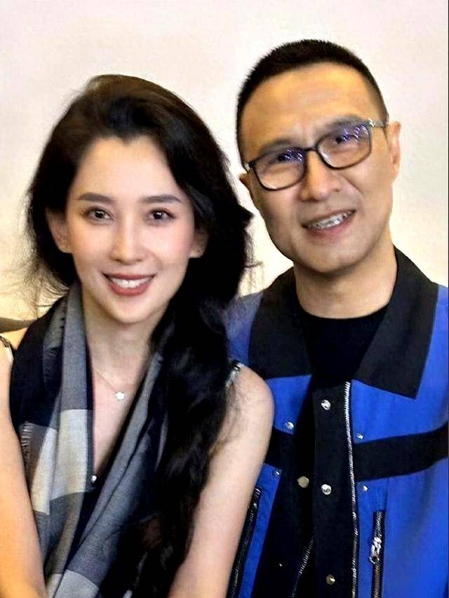 原创            汪峰森林北新疆聚会，吃饭挨肩特别甜，俩人共6娃，还是恋爱脑