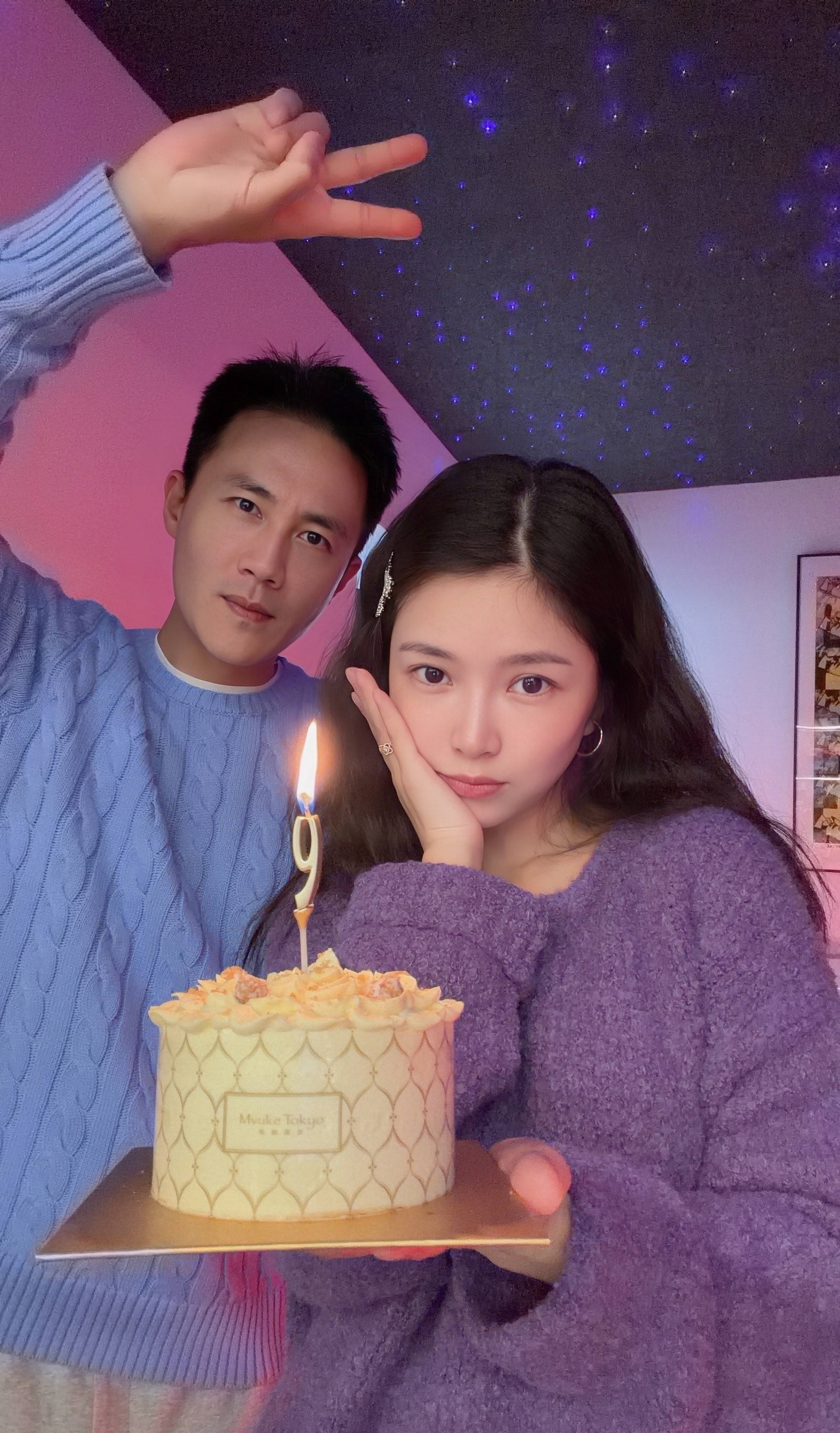 杜淳王灿同框合影庆祝结婚9周年 晒999朵玫瑰甜蜜浪漫