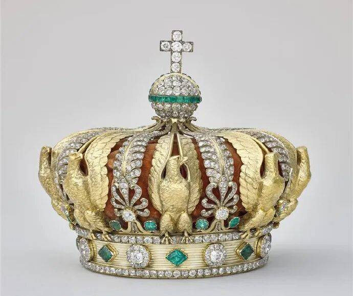 法国卢浮宫多件藏品被盗最新消息：一件文物在博物馆外被发现时已损毁，疑为欧仁妮皇后的皇冠