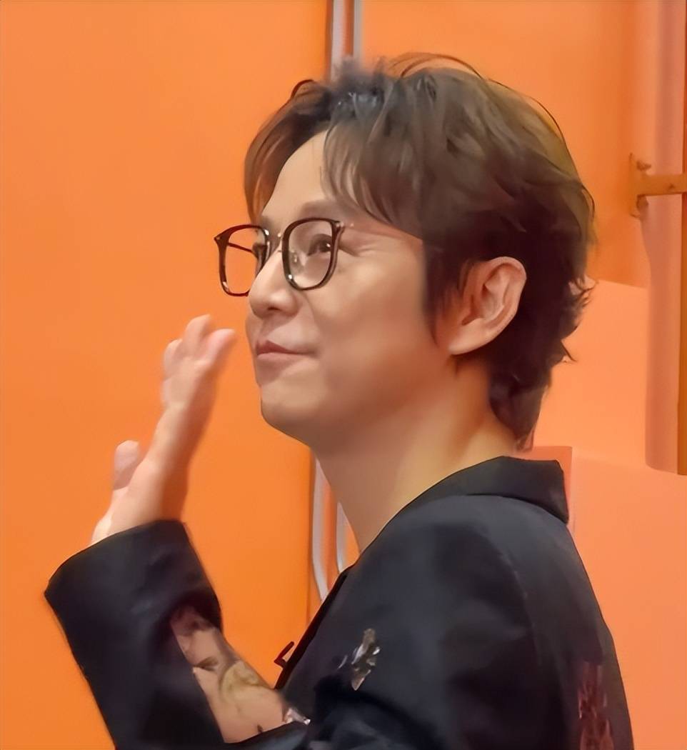 原创            51岁何炅生图曝光，脸部下垂全是褶断崖式衰老，现场互动好心酸