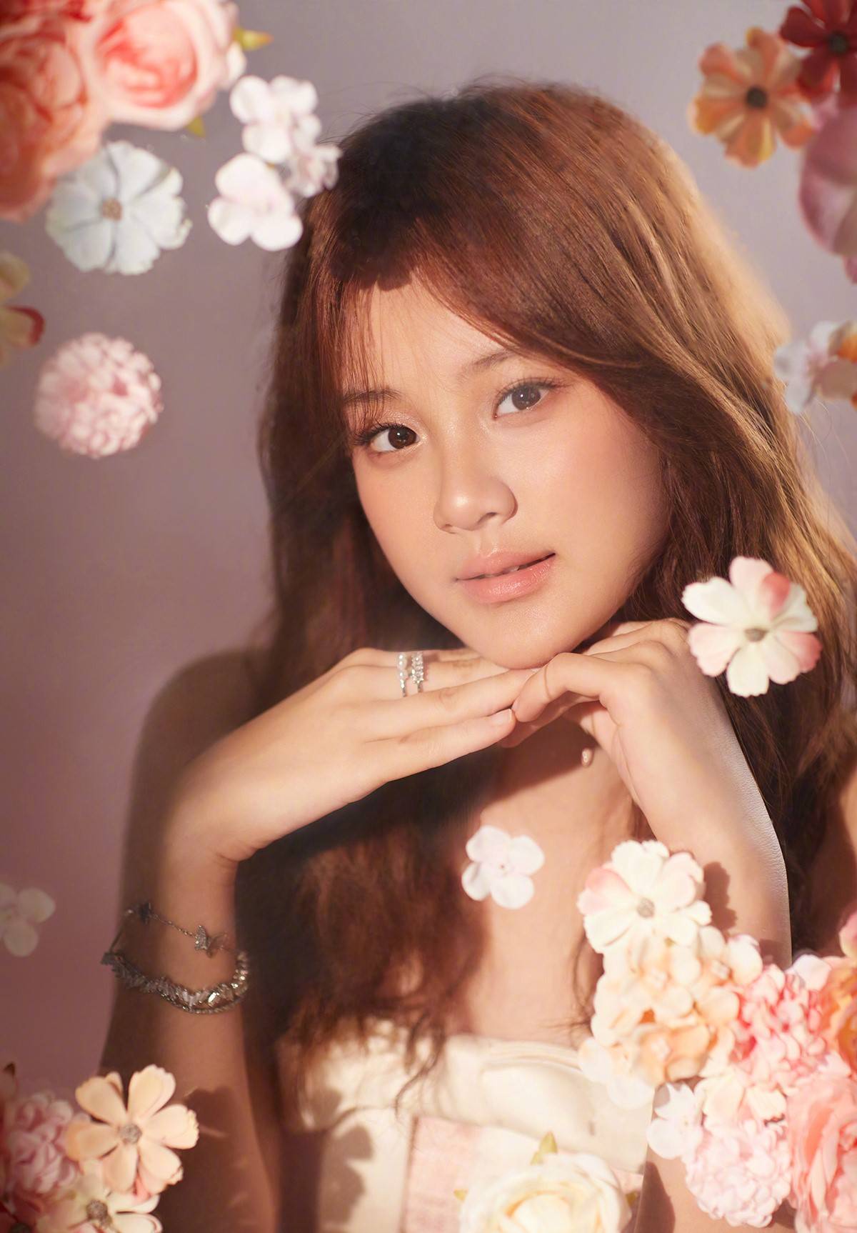 李小璐晒甜馨13岁庆生照 母女俩穿同款纱裙浪漫温馨