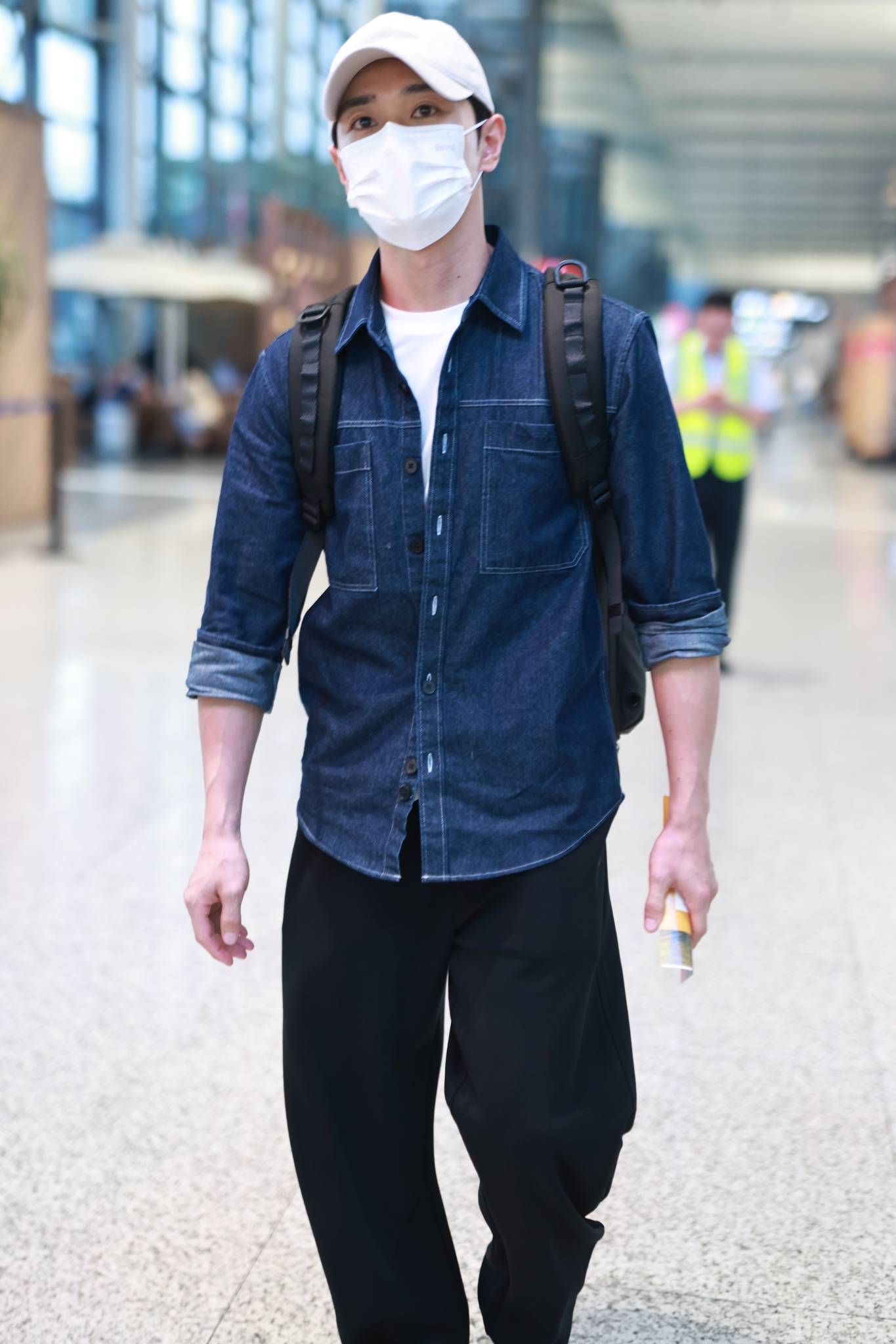 曹骏现身上海机场 穿搭休闲与粉丝们打招呼