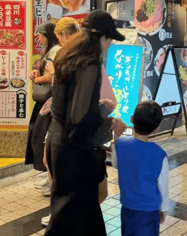 原创            章子怡日本现身,透视上衣搭配高腰阔腿裤,一双儿女太可爱!