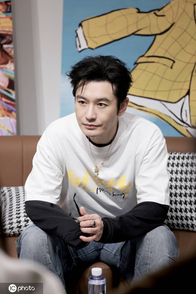 黄晓明现身武汉路演宣传电影《阳光俱乐部》