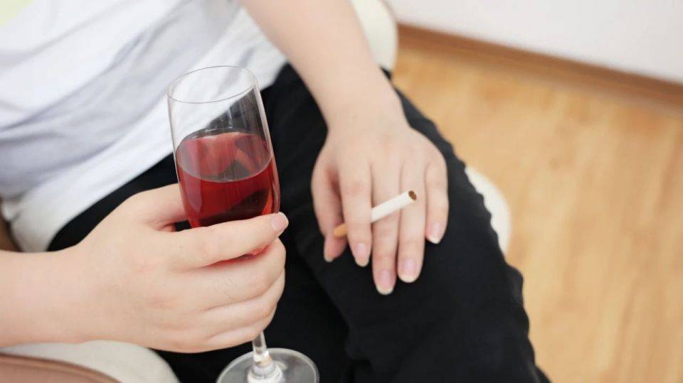 原创            男性衰老的“加速器”揭晓，烟酒排名垫底，第一名是急需戒掉的
