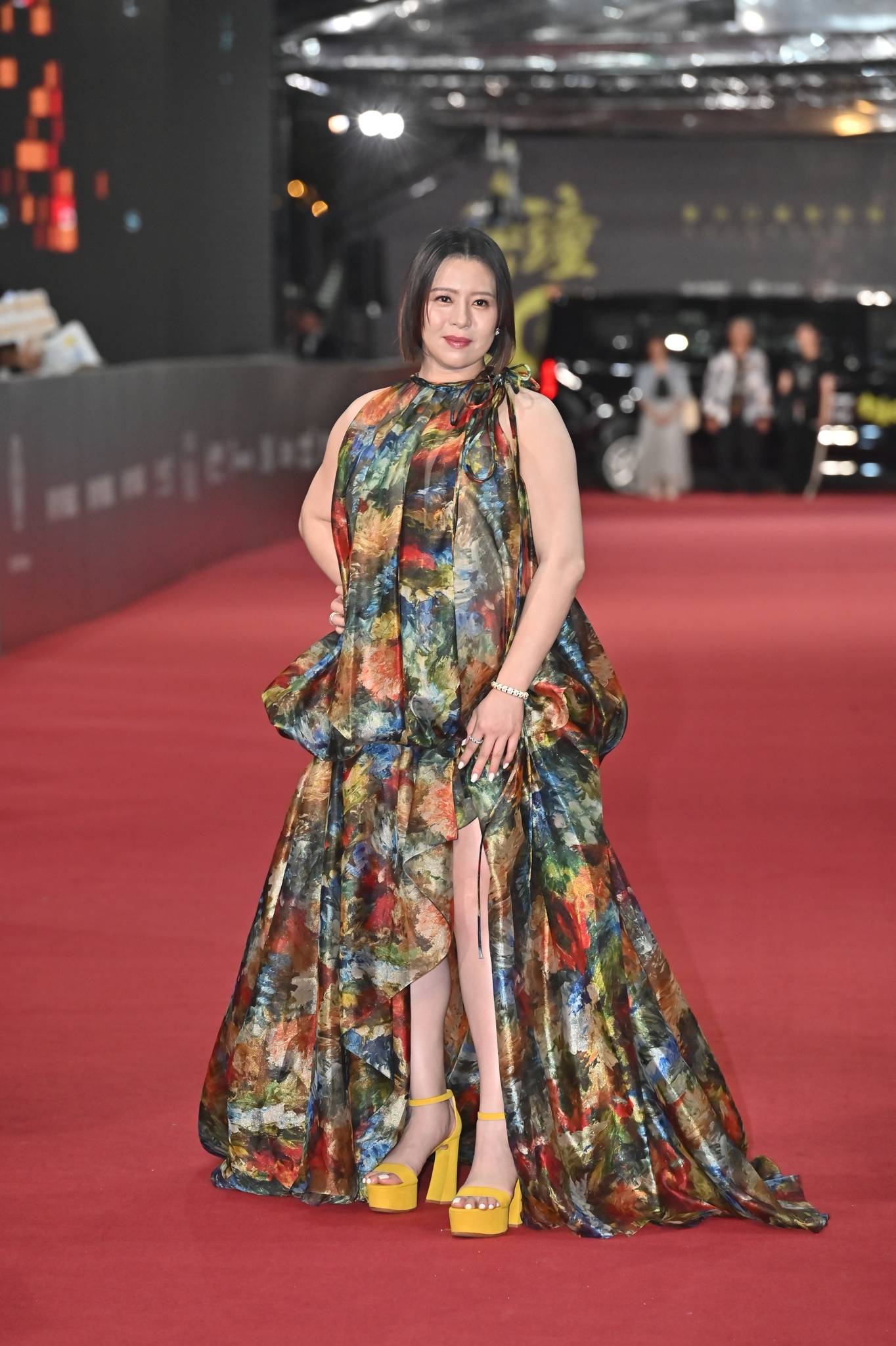 刘品言挺八月孕肚亮相红毯 预产期将在11月