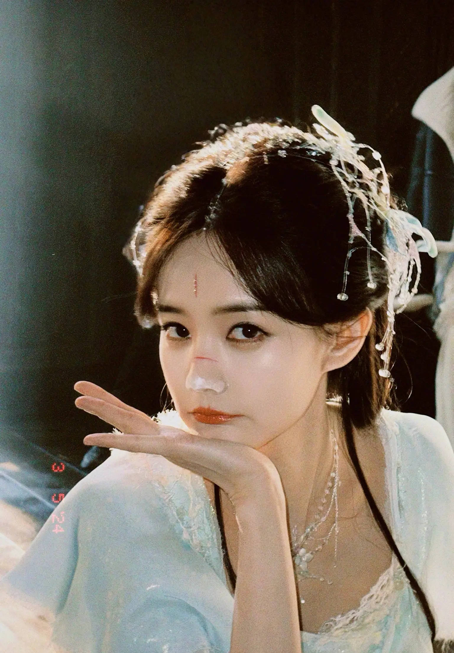 李一桐身着浅蓝古装姿态温婉 双手捧脸娇俏可爱