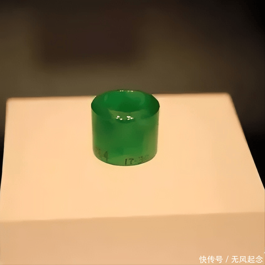 李莲英的副业，还是一名古玩商人，最贵的翡翠扳指就是他的